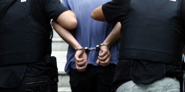 Χειροπέδες μετά από δέκα μήνες στον κλέφτη των 130.000 ευρώ από ταξί στην Καλαμαριά