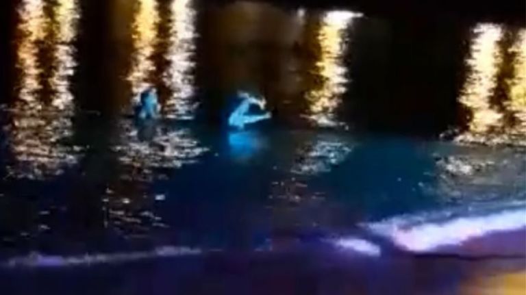 Απίστευτο περιστατικό στην Καβάλα: Χόρεψαν ζεϊμπέκικο στη θάλασσα λόγω… μέτρων