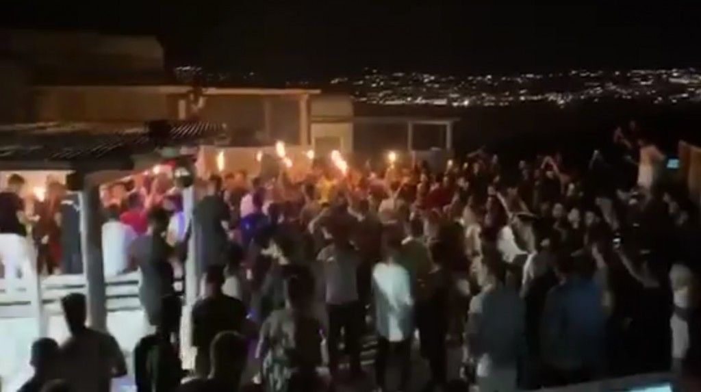 Μύκονος : Αποκλειστικά βίντεο από πάρτι σε βίλες με απίστευτο συνωστισμό