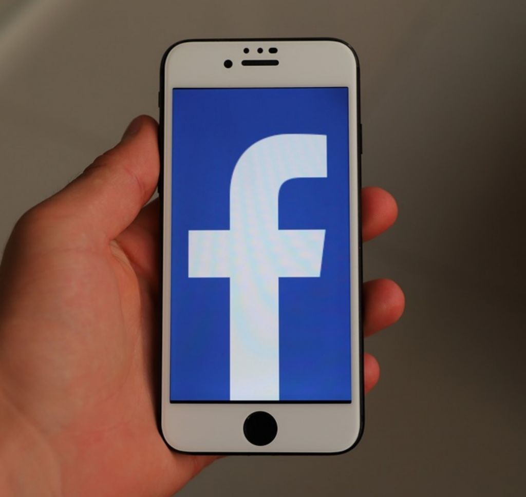 Η Apple προέβη σε απαγόρευση της ενημέρωσης της εφαρμογής του Facebook