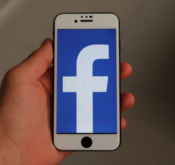 Η Apple προέβη σε απαγόρευση της ενημέρωσης της εφαρμογής του Facebook