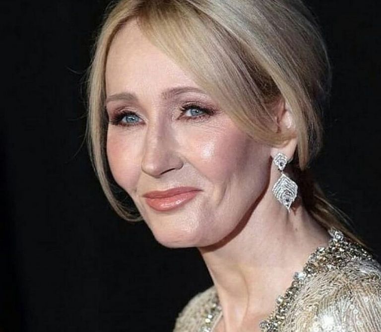 Τζ. Κ. Ρόουλινγκ : Eπιστρέφει το βραβείο για τα ανθρώπινα δικαιώματα λόγω των απόψεών της για την τρανς κοινότητα