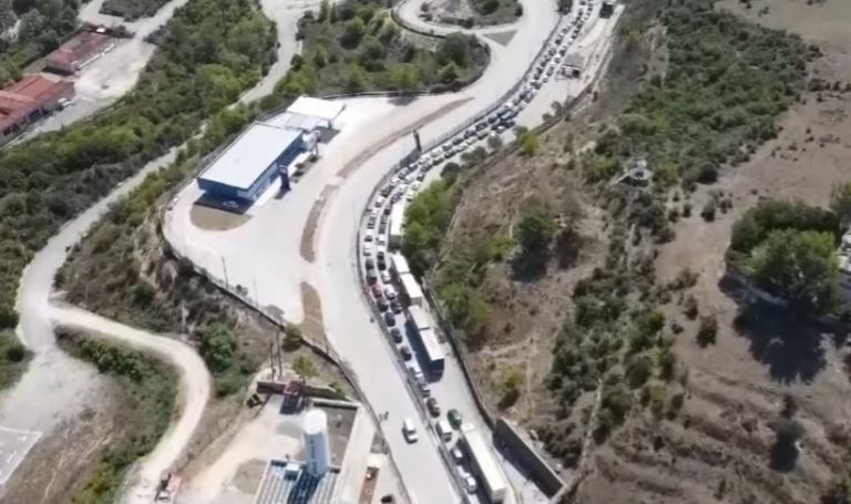 Κοροναϊός: Ουρές χιλιομέτρων στην Κακαβιά λίγο πριν το πλαφόν