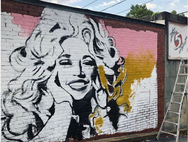 Ντόλι Πάρτον: Τοιχογραφία για την προσφορά της στο κίνημα «Black Lives Matter»