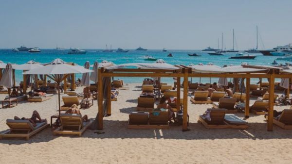 Στη Μύκονο έφτασε κλιμάκιο του ΕΟΔΥ μετά τα κρούσματα σε γνωστό beach bar