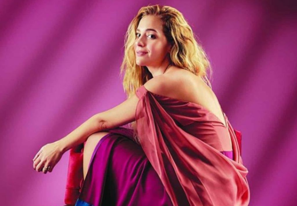 Νατάσσα Μποφίλιου: Δείτε το βίντεο που τραγουδάει τον «Ταχυδρόμο» σε σχολική γιορτή