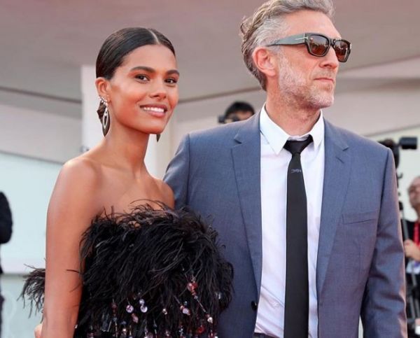 Τίνα Κιουνάκι: H σύζυγος του Βενσάν Κασέλ έβαλε «φωτιές» στη Μύκονο