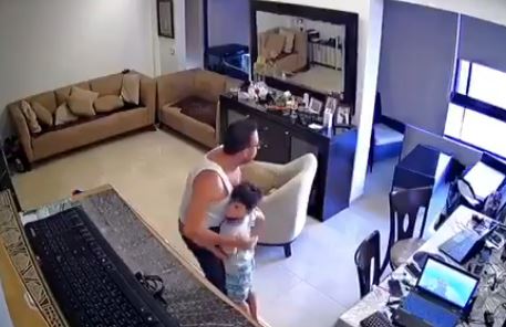Βηρυτός: Βίντεο «γροθιά στο στομάχι» – Πατέρας προσπαθεί να προστατέψει το παιδί του