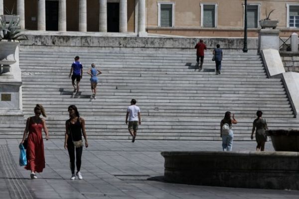 Κοροναϊός : Τρομάζουν οι αριθμοί – «Είμαστε στο δεύτερο κύμα, πρέπει να πάρουμε νέα μέτρα»