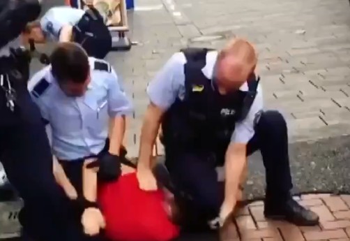 Σάλος στη Γερμανία : Σοκαριστικό βίντεο με αστυνομική βία που θύμισε… Φλόιντ