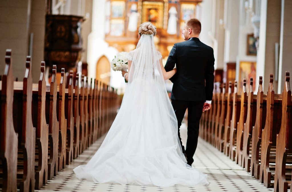 Κοροναϊός: Πρόστιμο και στους καλεσμένους σε υπεράριθμους γάμους και βαφτίσια