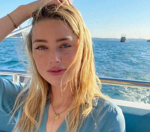 Άμπερ Χερντ : Με μαντίλα στην Αγία Σοφία – Το δημόσιο μήνυμά της