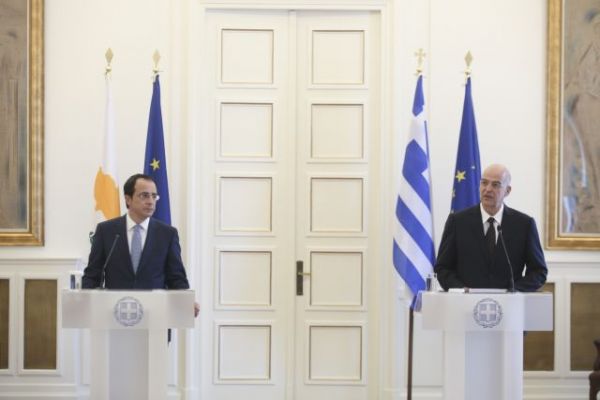 Στην Κύπρο ο Δένδιας για συναντήσεις με Αναστασιάδη και Χριστοδουλίδη