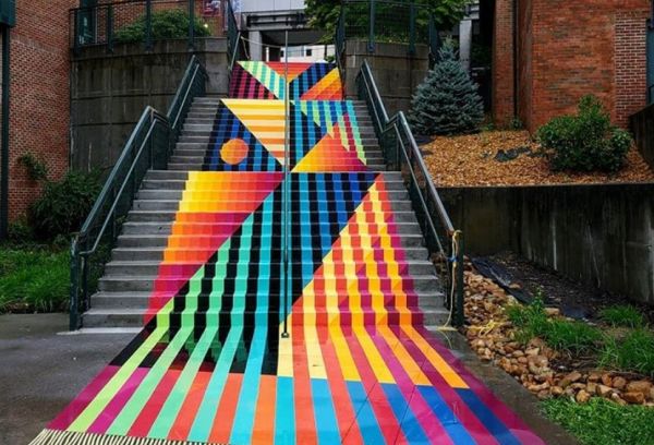Ένα πολύχρωμο χαλί-νωπογραφία σε σκάλα πανεπιστημίου