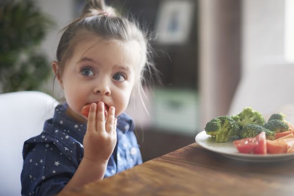 Τι πρέπει να αποφεύγουν τα παιδιά στα καλοκαιρινά τους γεύματα