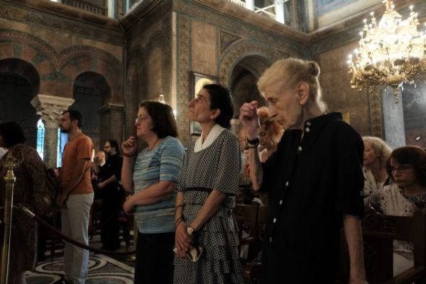 Κοροναϊός: Διχογνωμία πιστών για τις μάσκες στις εκκλησίες