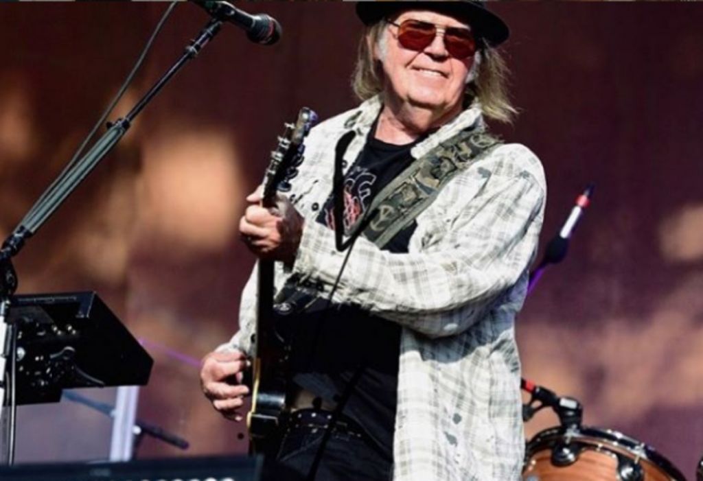 Νιλ Γιανγκ: Τα «βάζει» με τον Ντόναλντ Τραμπ και του αφιερώνει τραγούδι διαμαρτυρίας