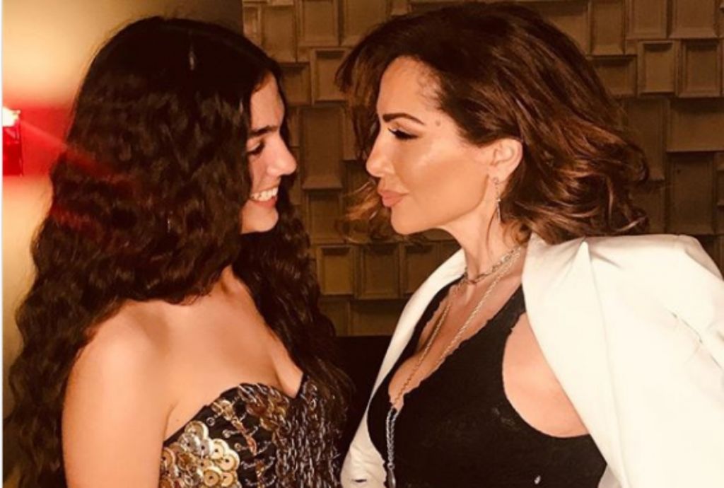 Δέσποινα Βανδή: Ποζάρει με μπικίνι μαζί με την κόρη της και εντυπωσιάζει