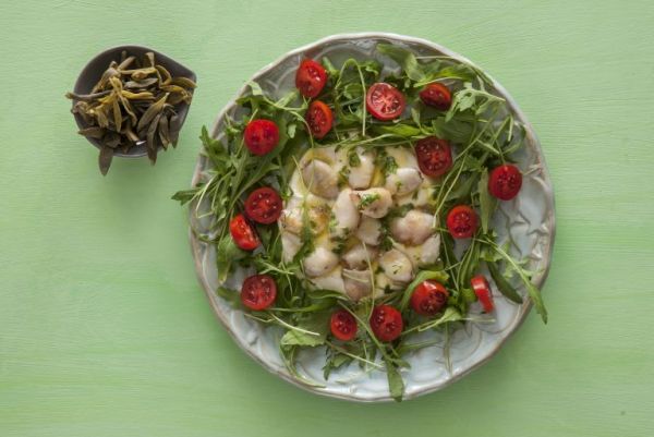 Καλαμαράκια σοτέ με ρόκα και τυροκαυτερή