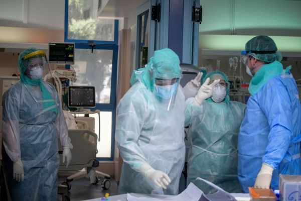 Τεστ για κοροναϊό σε υγειονομικούς υπαλλήλους – Συνεχίζονται να εργάζονται μέχρι να πάρουν τις απαντήσεις