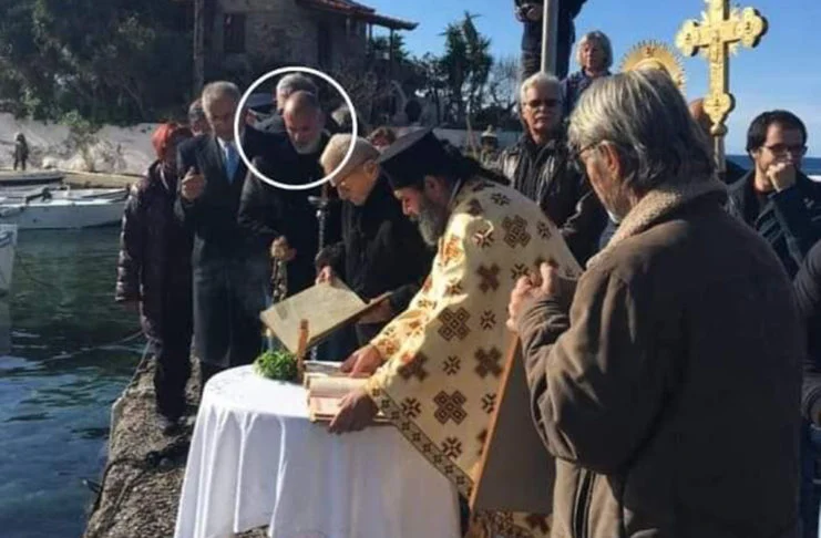 Κορκονέας: Σάλος με φωτογραφία που δείχνει τον δολοφόνο του Αλέξη στις αγκάλες Εκκλησίας