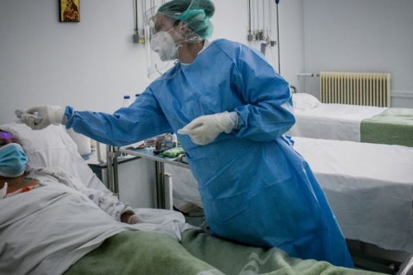 Η χώρα στη δίνη του δεύτερου πανδημικού κύματος