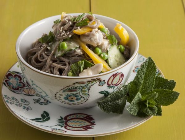 Νουντλς με κοτόπουλο και σάλτσα από ταχίνι