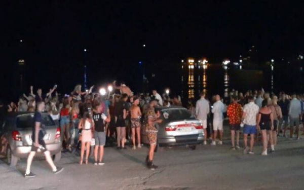 Ζάκυνθος: Χαμός στην παραλία όταν έκλεισαν τα μπαρ – «Πάρτι συνωστισμού» μέχρι το πρωί