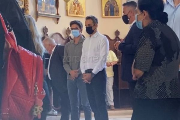 Με μάσκα στη θεία λειτουργία για τον Δεκαπενταύγουστο ο Μητσοτάκης στα Χανιά