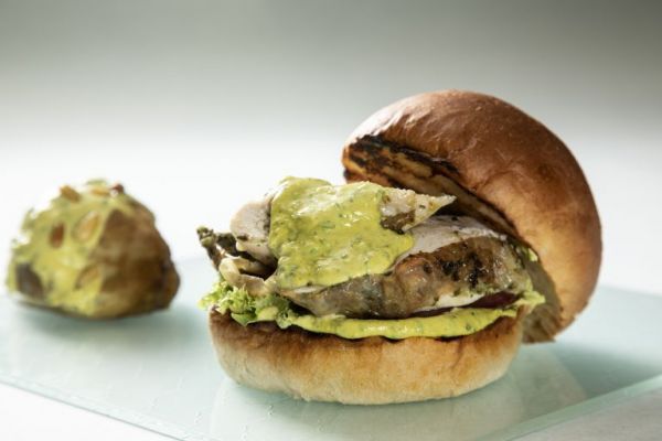 Μπέργκερ με κοτόπουλο, πέστο μυρωδικών και χειροποίητο ψωμί