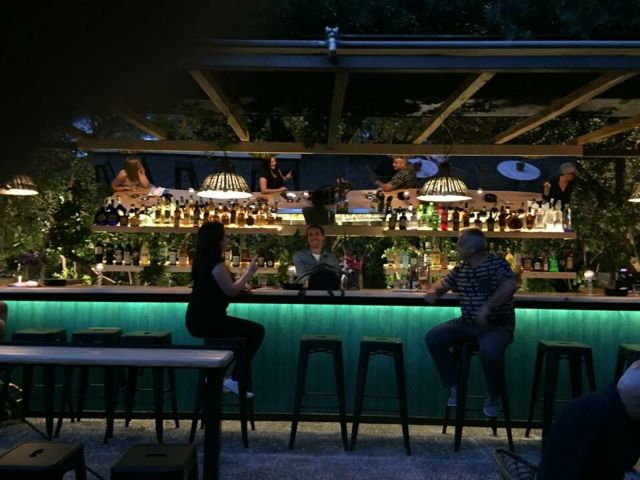 Συναγερμός για τον κοροναϊό : Ρολά σε μπαρ και εστιατόρια τα μεσάνυχτα – Δεν αρκούν τα μέτρα, λένε επιστήμονες