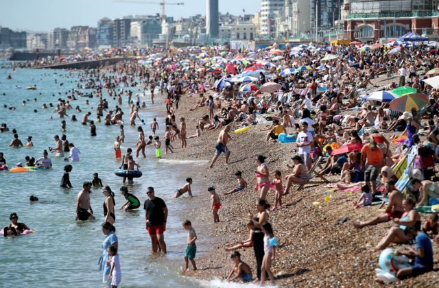 Χαμός στις παραλίες της Βρετανίας – Ο καύσωνας «νίκησε» τον φόβο του κοροναϊού