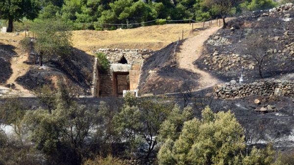 Φωτιά στις Μυκήνες : Ποιες ευθύνες καταλογίζει σε κυβέρνηση και Μενδώνη η αντιπολίτευση