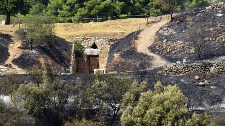 Φωτιά στις Μυκήνες : Ποιες ευθύνες καταλογίζει σε κυβέρνηση και Μενδώνη η αντιπολίτευση