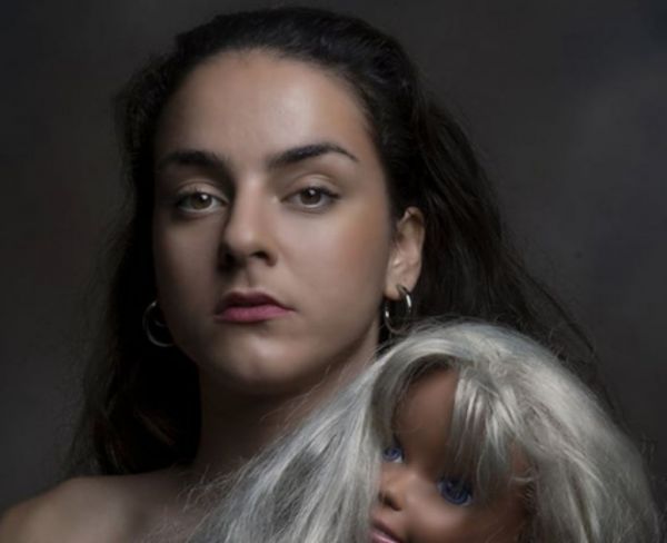 Ζένια Μπονάτσου: «Είμαι στη Μύκονο και εργάζομαι ως σερβιτόρα»