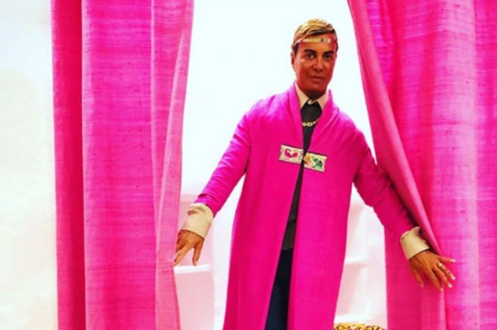 Λάκης Γαβαλάς: Δείτε τι θα φορέσει στην νέα θεατρική του παράσταση