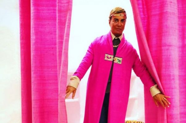 Λάκης Γαβαλάς: Δείτε τι θα φορέσει στην νέα θεατρική του παράσταση