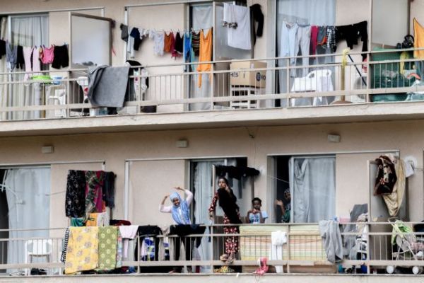 Προσφυγικό : Κόντρα Μηταράκη – Πολάκη για το κόστος των συμβάσεων με τα ξενοδοχεία