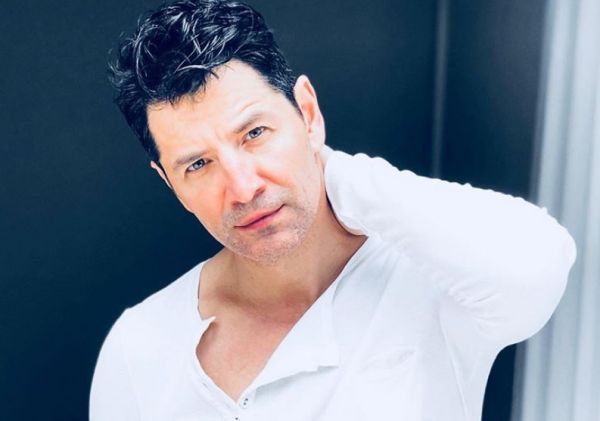 Σάκης Ρουβάς : Τραγουδά με τροβαδούρους στα καντούνια της Κέρκυρας