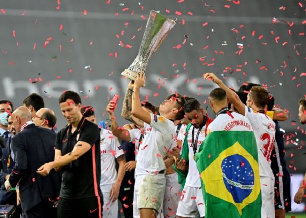 Europa League: Έξαλλοι πανηγυρισμοί από τους παίκτες της Σεβίλλης για την κατάκτηση