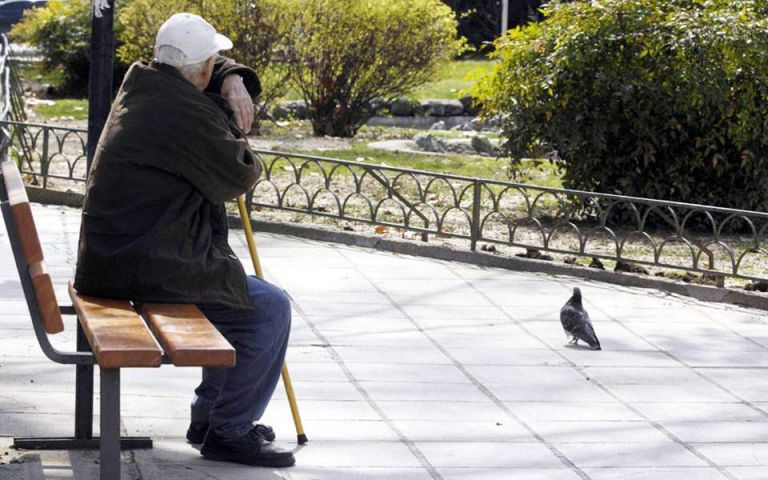 Μακριά από τα εγγόνια τους οι ηλικιωμένοι – Τι λένε στο MEGA