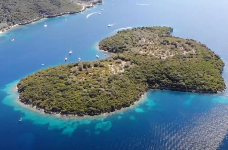 Το καταπράσινο νησάκι των Τηλεβοΐδων που μαγεύει