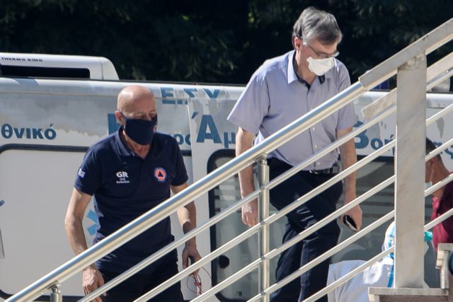 Κοροναϊός : Έφτασε στο Ασβεστοχώρι ο Τσιόδρας - Φόβοι για πάνω από 30 κρούσματα στον οίκο ευγηρίας [Εικόνες]