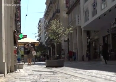 Λιγοστοί οι τουρίστες στο κέντρο της Αθήνας – Τι λένε στην κάμερα του MEGA