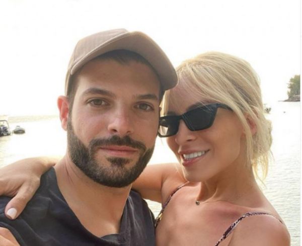 Κατερίνα Καινούργιου: Η «παραμυθένια» φωτογραφία με τον σύντροφο της στην Σαντορίνη