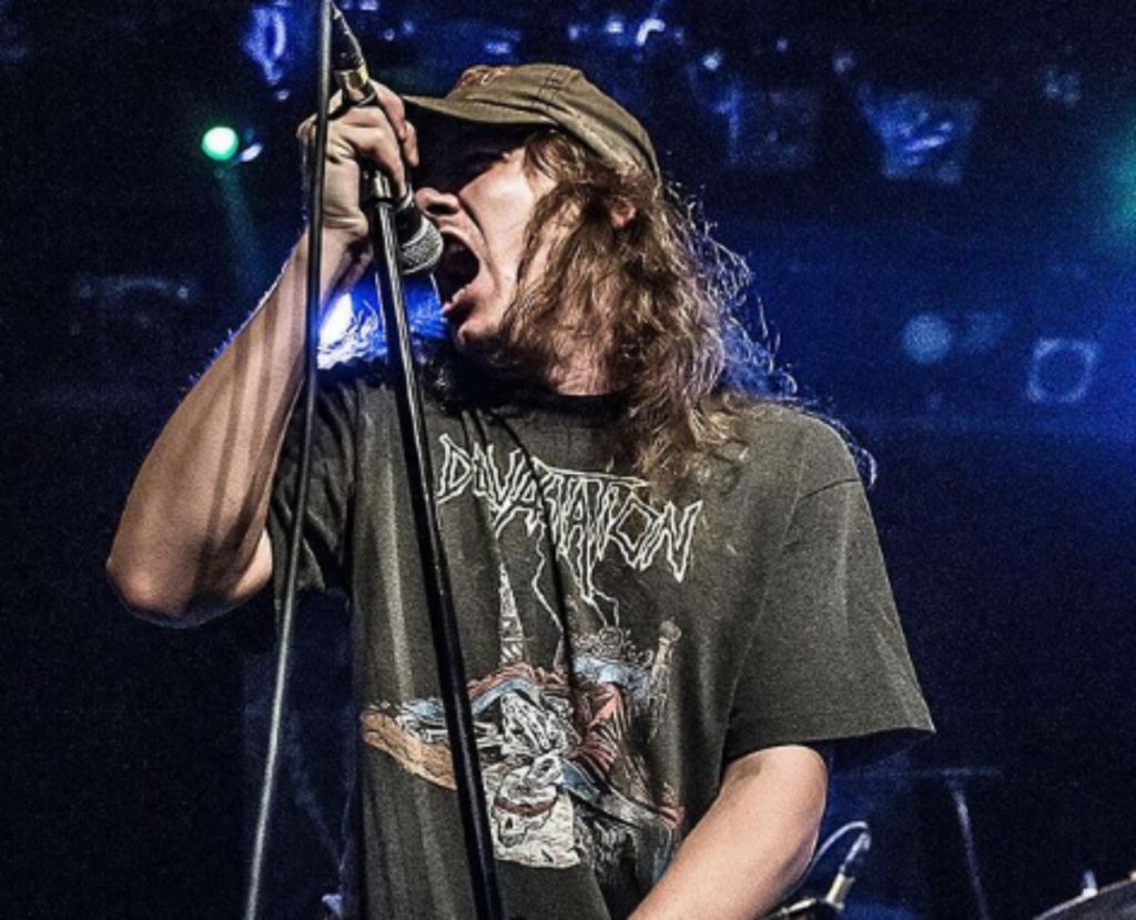 Πέθανε τραγουδιστής διάσημου ροκ συγκροτήματος