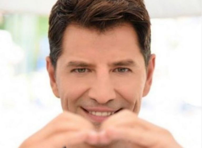 Σάκης Ρουβάς: Δείτε τον αγουροξυπνημένο πάνω στο σκάφος που κάνει διακοπές