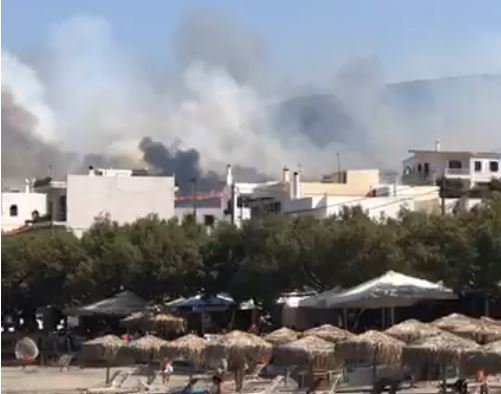 Σε εξέλιξη πυρκαγιά στα Κύθηρα κοντά σε σπίτια