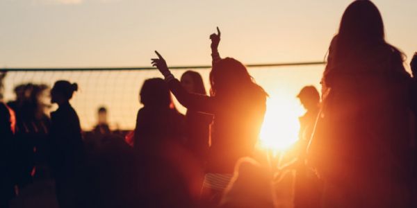 Χαλκιδική : Καταγγελία για… ξέφρενο πάρτι σε beach bar που μετατράπηκε σε εστία υπερμετάδοσης κοροναϊού
