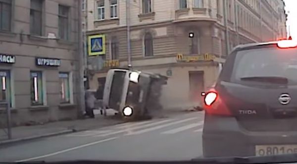 Τύχη βουνό: Όταν γλιτώνεις κυριολεκτικά το τελευταίο δευτερόλεπτο από τροχαίο